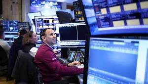 Światowe giełdy reagują na rozejm w bliskowschodniej wojnie. Ropa tanieje, dolar traci