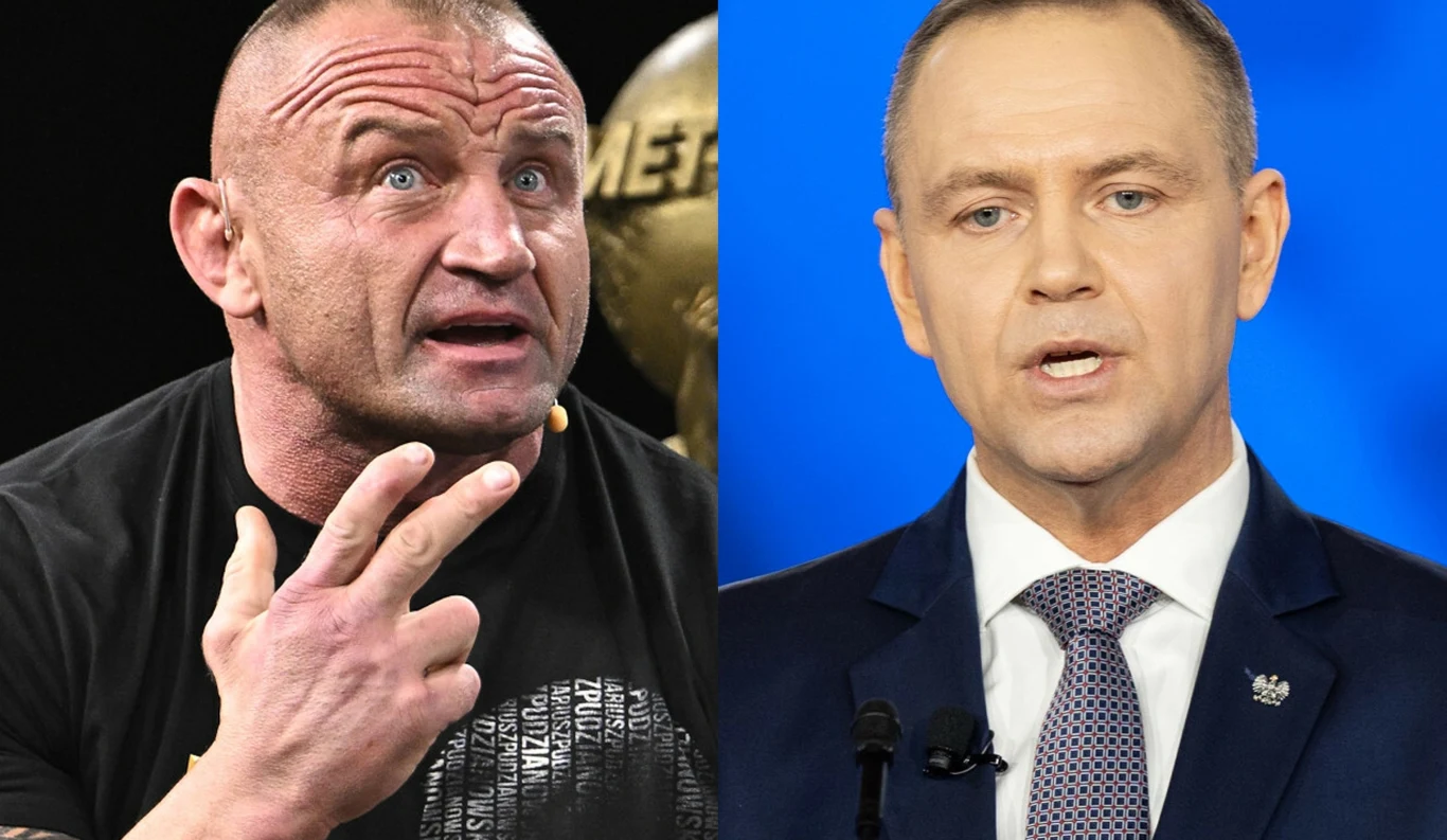 Po lewej stronie umięśniony mężczyzna z wyrazistymi tatuażami na ramieniu, noszący czarną koszulkę i wykonujący gest trzema palcami, po prawej stronie mężczyzna w garniturze i krawacie stojący przed niebieskim tłem, przemawiający do mikrofonu.