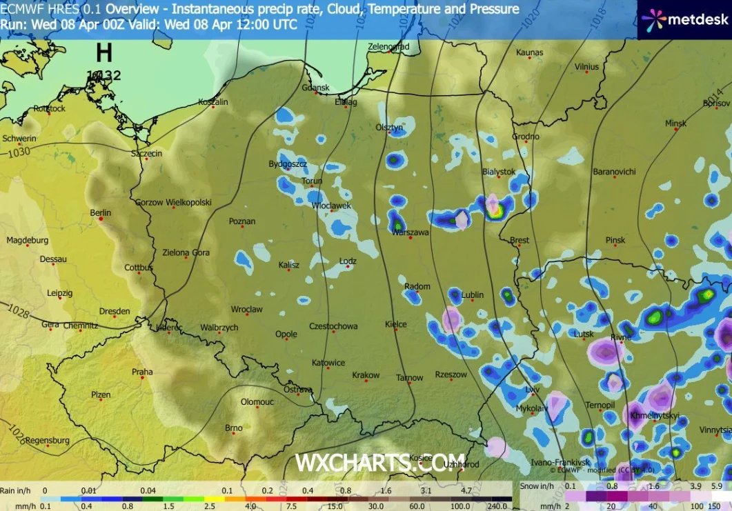 Mapa pogodowa Polski z oznaczeniem rozkładu opadów i zachmurzenia, widoczne skupiska opadów w centralnej i południowo-wschodniej części kraju, największe natężenie opadów w odcieniach fioletu i niebieskiego, północno-zachodnia część kraju bez większych...