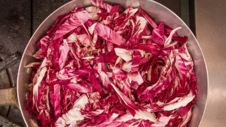 Ta sałata jest zdrowsza od jarmużu. Dodawaj do obiadów