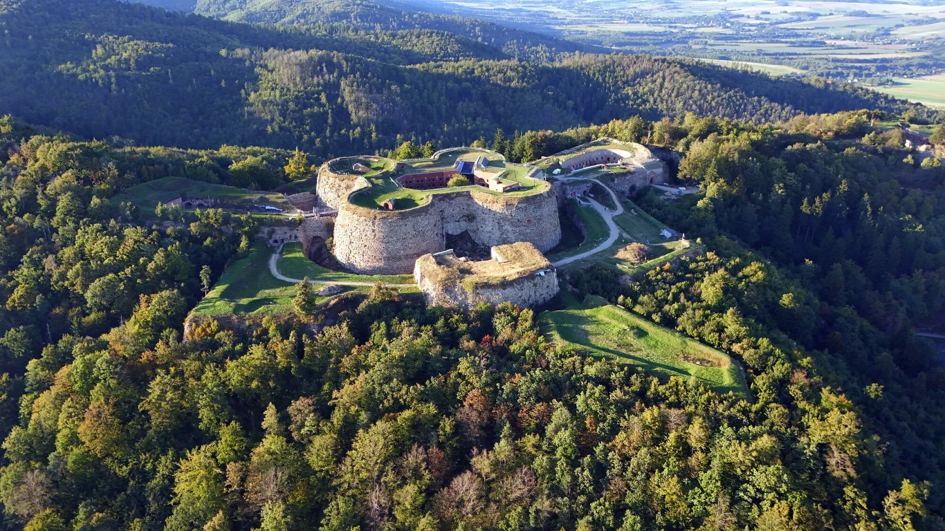 Twierdza Srebrna Góra to fort, który nigdy nie został zdobyty. Od jego murów odbił się nawet Hieronim Bonaparte. Twierdza Srebrna Góra – kamienna forteca na wzgórzu, otoczona wałami i fosami, widoczna na tle lasów i doliny