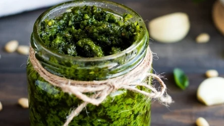 Pesto z mniszka lekarskiego zaskoczy smakiem i właściwościami niejedną osobę. 