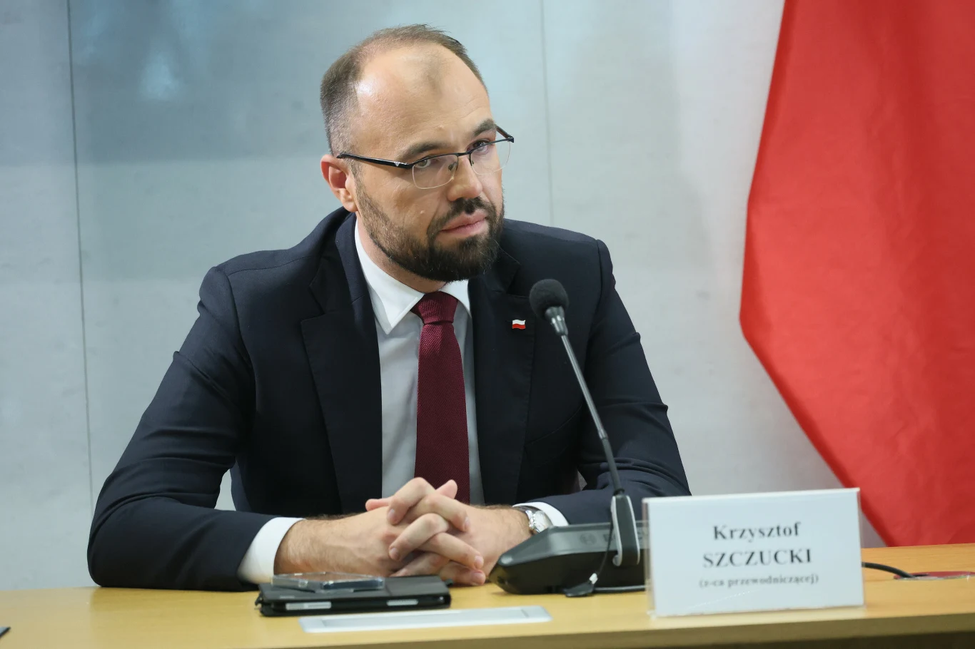 Krzysztof Szczucki, były szef RCL, siedzi przy stole konferencyjnym.