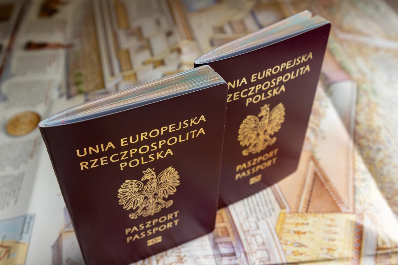Paszport, w tle mapy