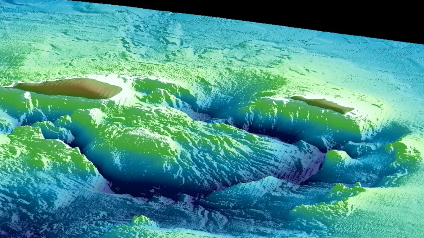 Kolorowa mapa topograficzna kaldery Kikai z widocznymi dolinami, pagórkami i obniżeniami terenu.