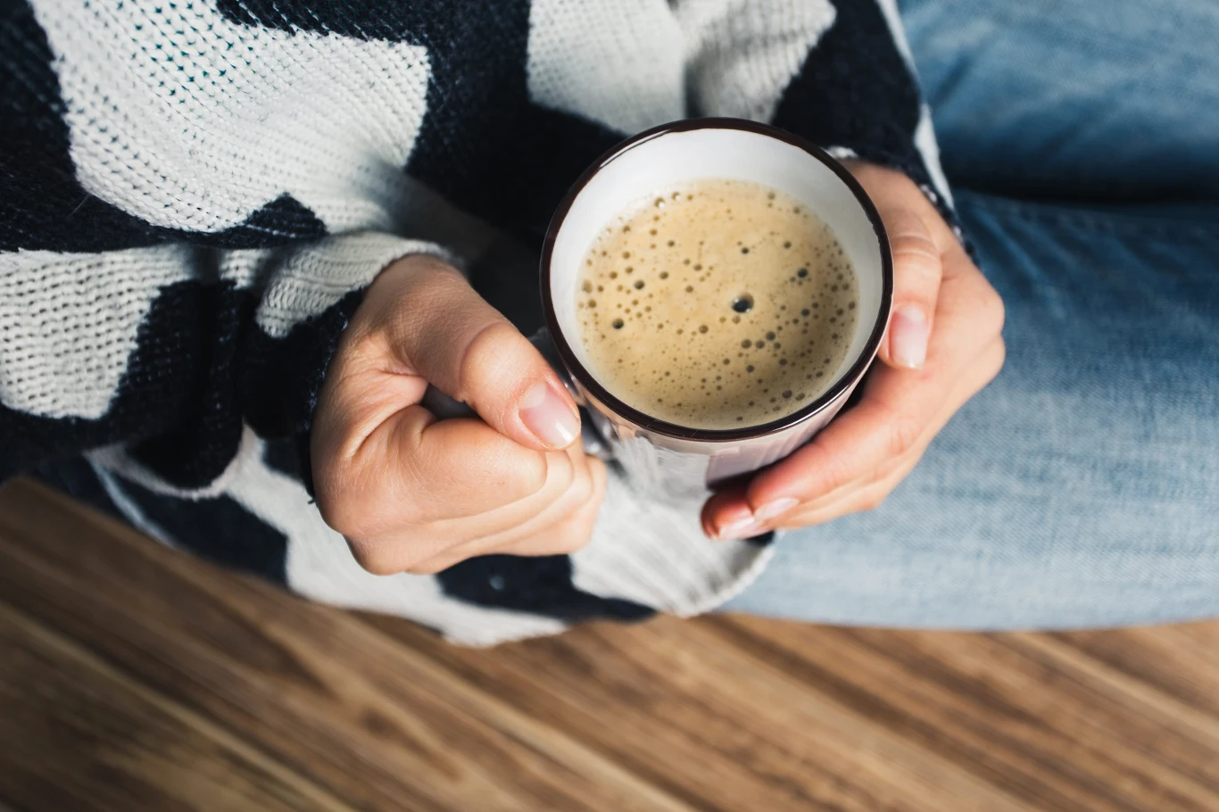 Kawa z garam masala - dlaczego warto ją pić? Wystarczy dosypać szczyptę garam masala do kawy, żeby podkręcić metabolizm i przyspieszyć trawienie.
