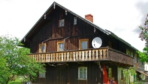 Województwo Dolnośląskie, wieś Mysłakowice, ulica Ignacego Daszyńskiego. Dom tyrolski z XIX wieku