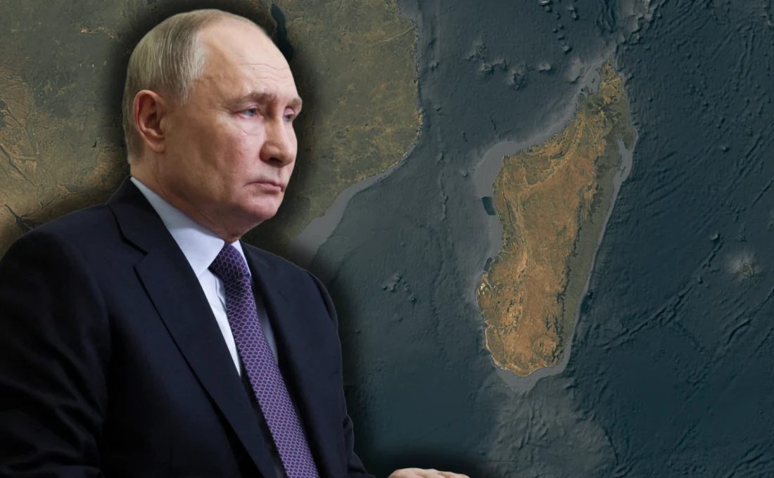 Władimir Putin w garniturze na tle satelitarnego zdjęcia Madagaskaru i wybrzeża Afryki.
