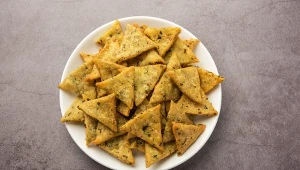 Chipsy z serka wiejskiego to świetna alternatywa dla klasycznej przekąski.