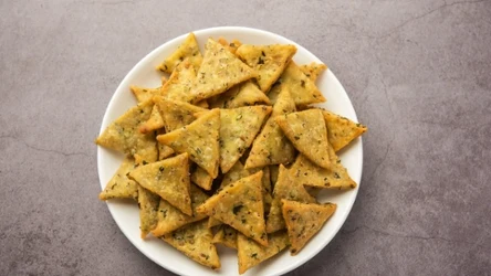 Chipsy z serka wiejskiego to świetna alternatywa dla klasycznej przekąski.