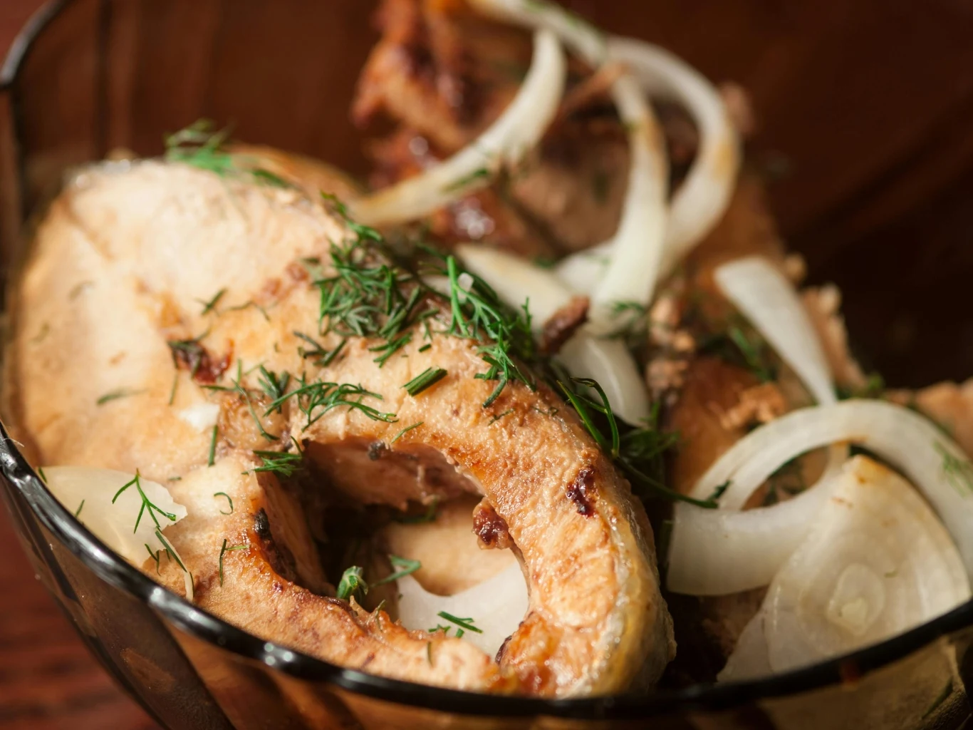 Karaś to polska ryba, która dobrze syci i świetnie smakuje. Może konkurować z łososiem. Karaś to polska ryba, która dobrze syci i świetnie smakuje. Może konkurować z łososiem.