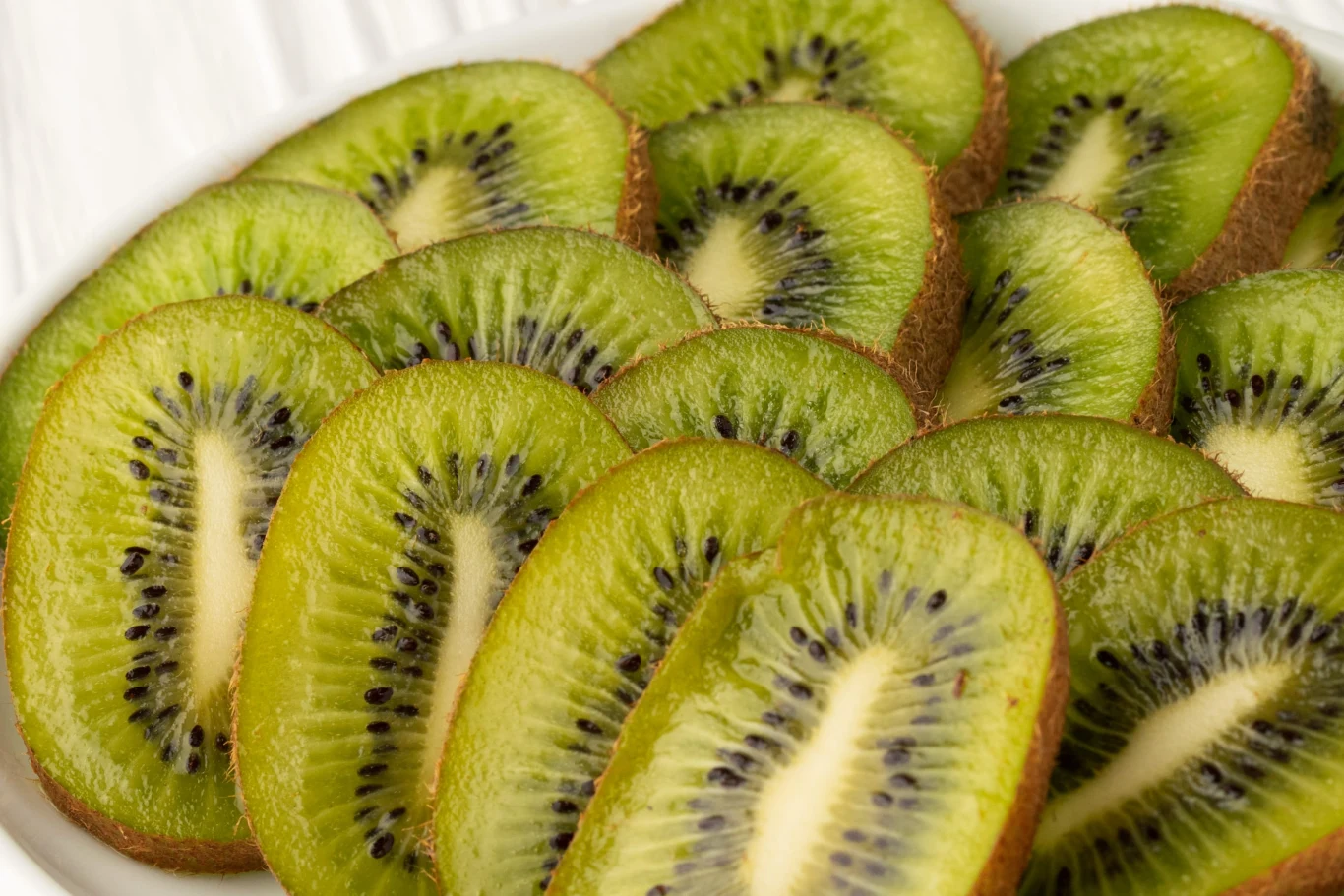 Kiwi ma więcej zastosowań niż myslisz. Wykorzystasz je do sprzątania w łazience Kiwi ma więcej zastosowań niż myślisz. Skórka po tym owocu przydaje się do sprzątania w łazience.