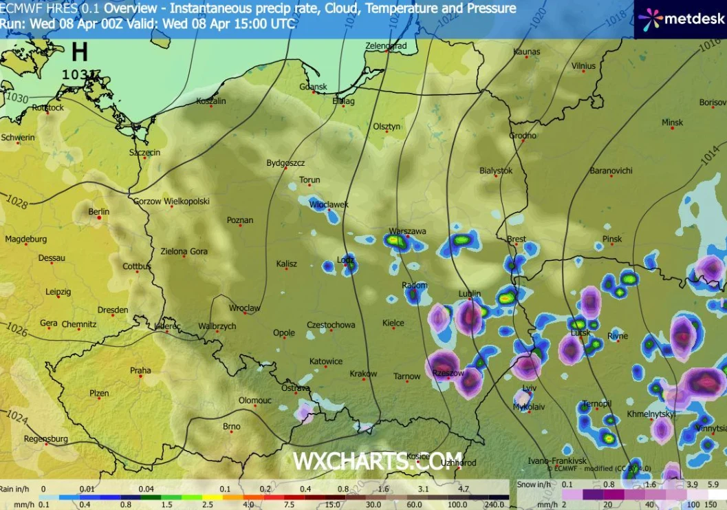 Mapa pogodowa Polski z widocznym rozkładem ciśnienia atmosferycznego, strefami opadów deszczu oraz chmur, szczególnie licznymi na wschodzie i południu kraju, wraz z kolorystycznym oznaczeniem natężenia opadów i temperatury.