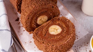 Rolada czekoladowa z bananem wychodzi kremowa i pyszna