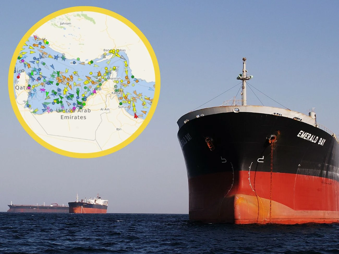 Dwa tankowce na morzu, jeden z nazwą EMERALD 8N, w tle mapa ruchu w cieśninie Ormuz w Zatoce Perskiej