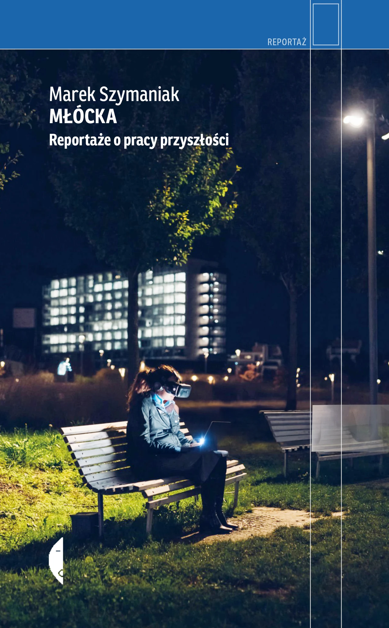 kobieta siedząca samotnie na ławce w miejskim parku nocą, wpatrzona w ekran smartfona, w tle podświetlony nowoczesny budynek biurowy oraz drzewa i lampy uliczne