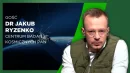 Po lewej stronie grafika satelity unoszącego się nad Ziemią oraz informacje tekstowe o gościu – dr Jakubie Ryzence z Centrum Badań Kosmicznych PAN; po prawej mężczyzna w okularach i słuchawkach, ubrany w zieloną kamizelkę i białą bluzę, patrzy prosto p...