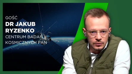 Po lewej stronie grafika satelity unoszącego się nad Ziemią oraz informacje tekstowe o gościu – dr Jakubie Ryzence z Centrum Badań Kosmicznych PAN; po prawej mężczyzna w okularach i słuchawkach, ubrany w zieloną kamizelkę i białą bluzę, patrzy prosto p...