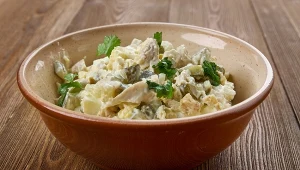 Sałatkę z kurczakiem i ziemniakami możesz podać do mięs z grilla