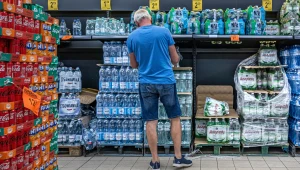 Większość ceny, którą płacimy za wodę butelkowaną stanowią koszt opakowania oraz zysk producenta