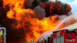 Kłęby dymu na Mazowszu. Wielki pożar hali produkcyjnej