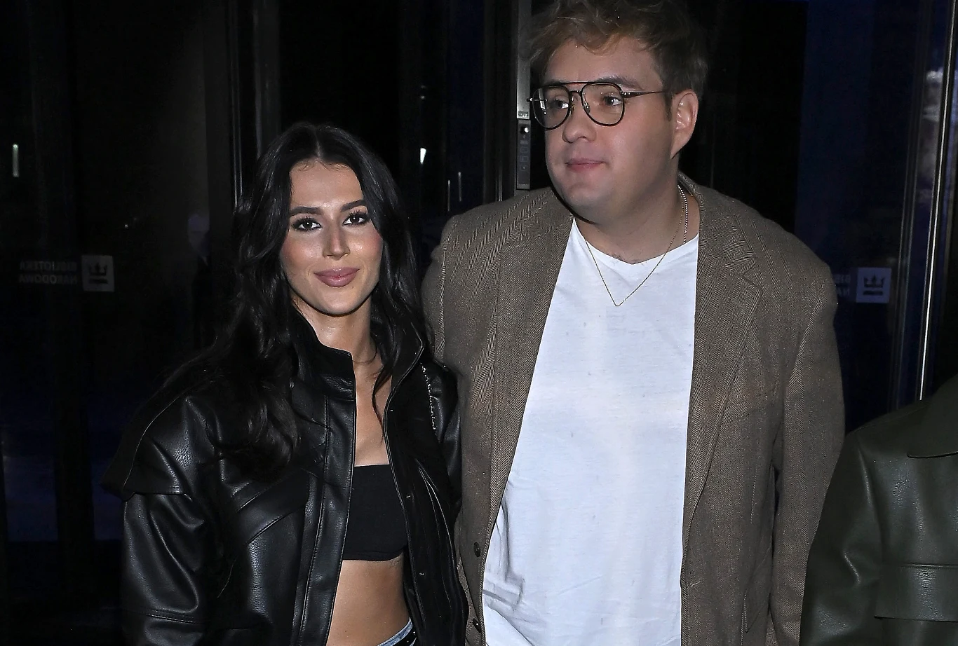 Roksana Węgiel i Kevin Mglej Roksana Węgiel i Kevin Mglej razem, ona w czarnej kurtce i topie, on w okularach i brązowej marynarce.