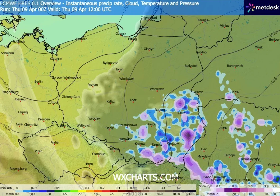 Mapa pogodowa Polski i sąsiednich krajów z prognozą opadów; największe natężenie opadów występuje w południowo-wschodniej części kraju, zaznaczone intensywnymi odcieniami niebieskiego i fioletowego, podczas gdy północna i zachodnia Polska pozostaje bez...
