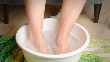 Domowy sposób na nawilżone i gładkie stopy. Szorstkie pięty odchodzą w niepamięć. 