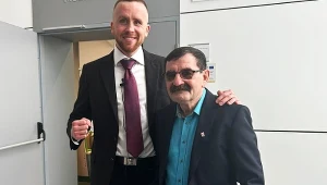 Rafał Perczyński podczas obrony doktoratu. Obok trener Zbigniew Raubo