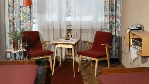 Wnętrze motelu w PRL, a na nim krzesła "w stylu" słynnego modelu 366