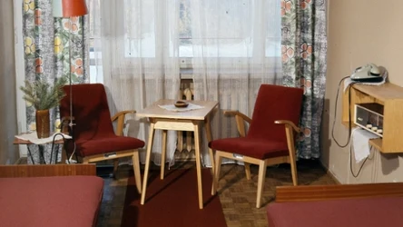 Wnętrze motelu w PRL, a na nim krzesła "w stylu" słynnego modelu 366