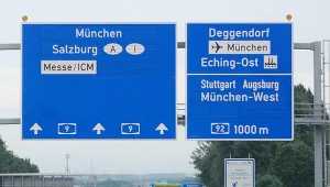 Biała kreska na znaku drogowym z miejscowościami - co oznacza?