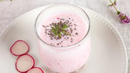 Różowy koktajl rzodkiewkowy na kefirze 