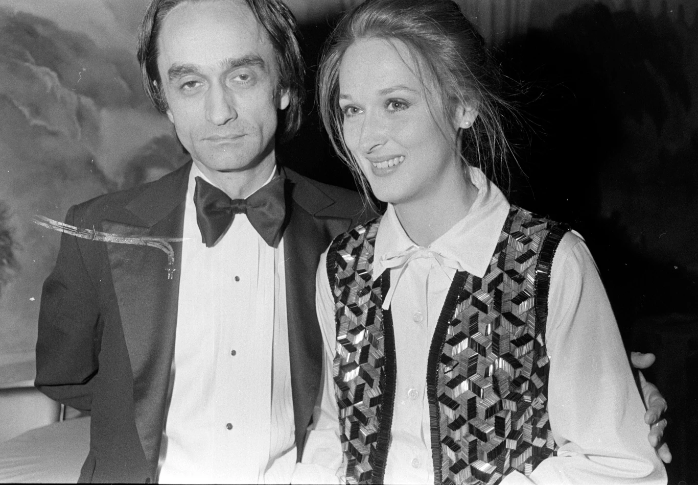 John Cazale i Meryl Streep w 1976 roku, fot. Abner Symons John Cazale i Meryl Streep w 1976 roku; mężczyzna w smokingu, kobieta w kamizelce, stoją razem.