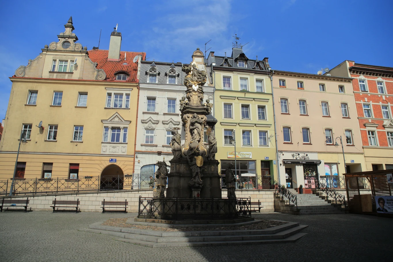 Bystrzyca Kłodzka to perełka Dolnego Śląska barokowa kolumna z figurami świętych ustawiona na środku brukowanego placu, otoczona kolorowymi kamienicami o ozdobnych fasadach