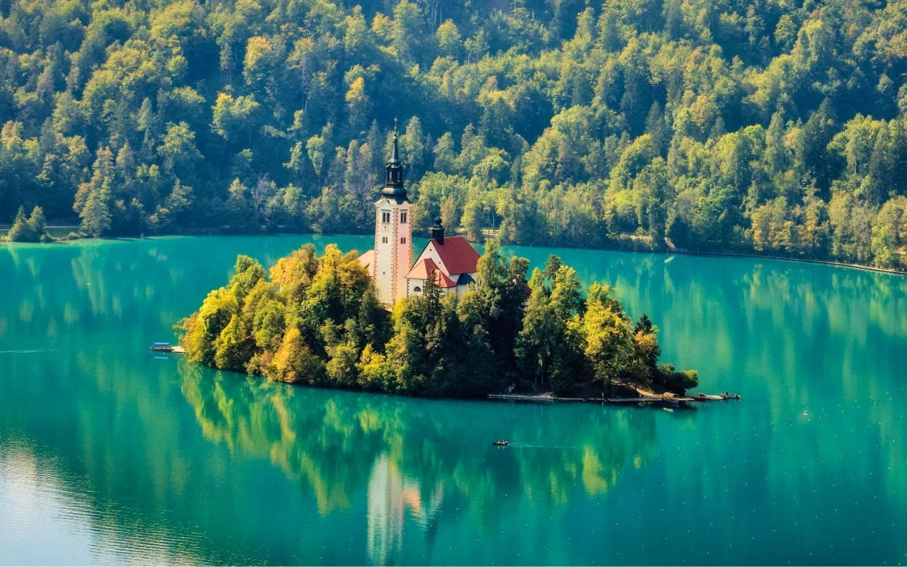 Jezioro Bled zachwyca o każdej porze roku Jezioro Bled - co zobaczyć i kiedy jechać? Najpiękniejsze miejsce w Europie