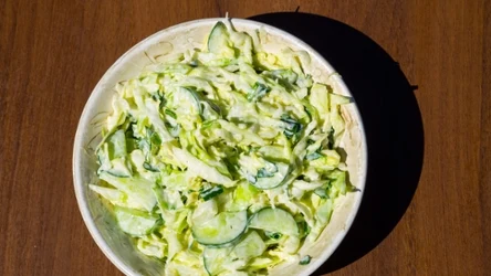 Przy tej sałatce chowa się nawet mizeria. Idealna na co dzień i do niedzielnego obiadu. 