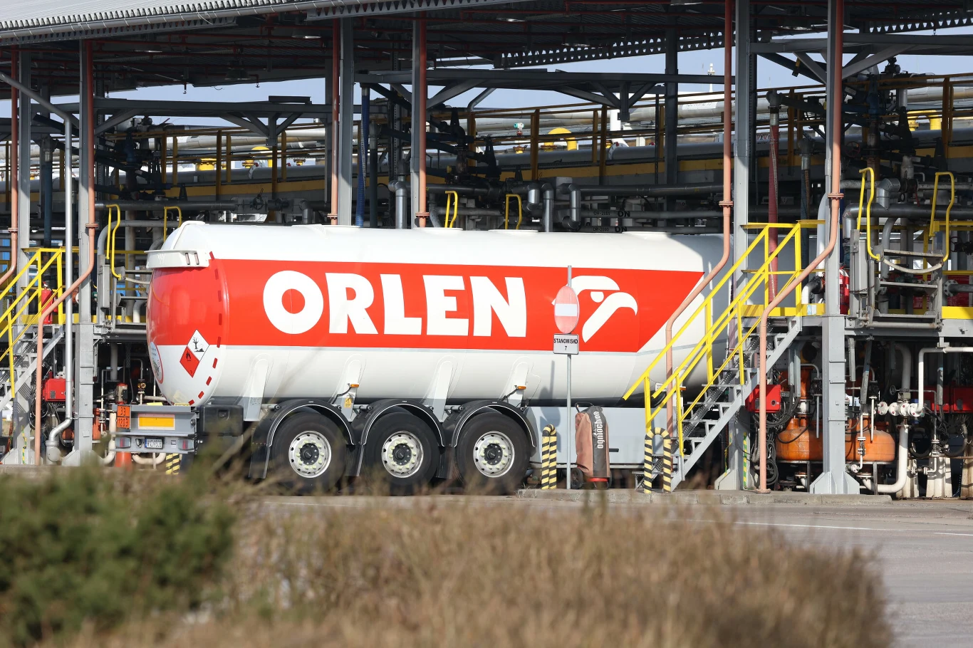Orlen zmienia ceny paliw w hurcie. Benzyna mocno tanieje Cysterna z logo Orlen na terenie przemysłowym, w tle instalacje techniczne.