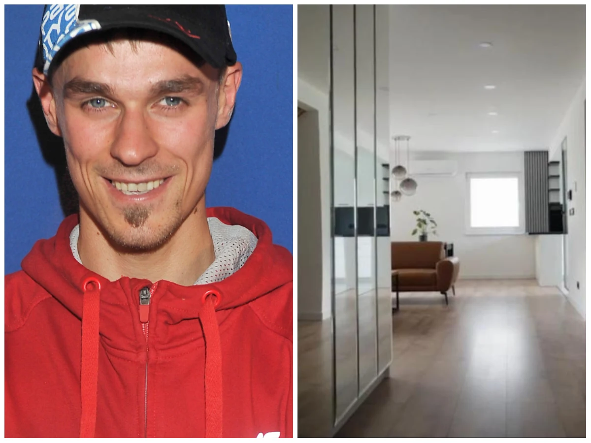 mężczyzna w czerwonej bluzie i czapce z daszkiem oraz nowocześnie urządzone, jasne wnętrze z brązową sofą, dużym oknem i minimalistycznymi dekoracjami