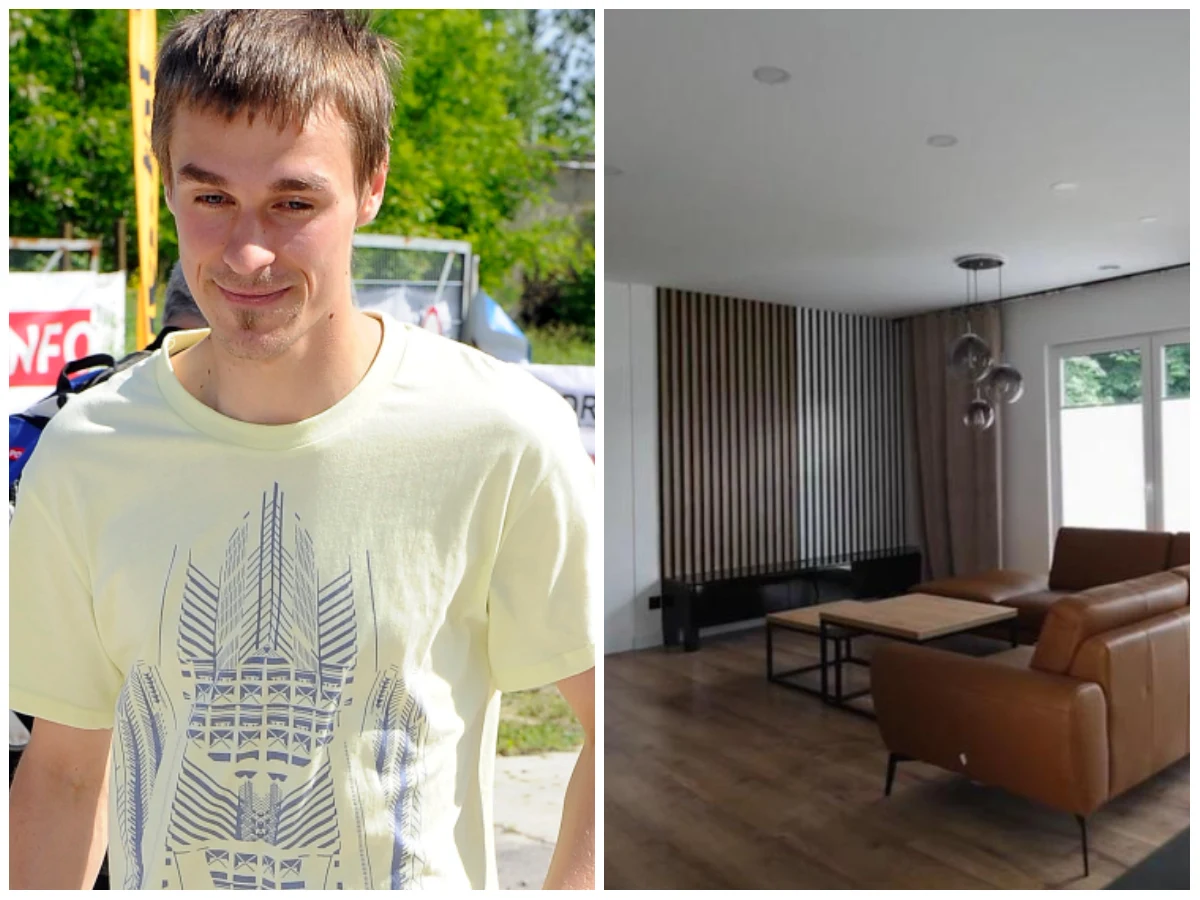 Młody mężczyzna w jasnej koszulce z geometrycznym wzorem patrzy przed siebie, w tle zielone drzewa i metalowe ogrodzenie; nowoczesny salon z brązowym narożnikiem, minimalistycznym drewnianym stolikiem i pionowymi panelami na ścianie, nad którym wiszą d...