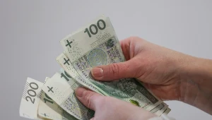 Dodatek za wysługę lat. Komu należą się te pieniądze?