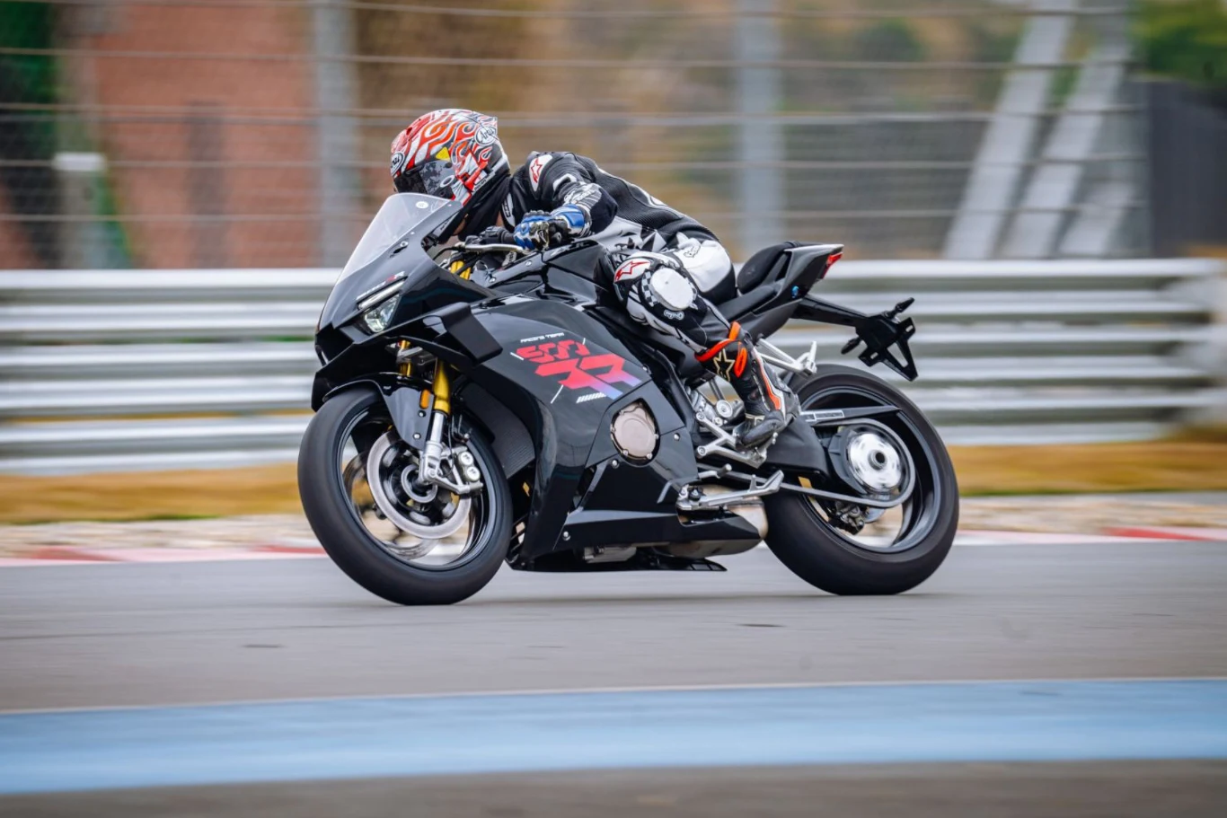 Chińska marka motocykli ZXMoto debiutuje w Polsce. Motocyklista na sportowym motocyklu ZXMoto w kombinezonie wyścigowym podczas jazdy po torze w Polsce