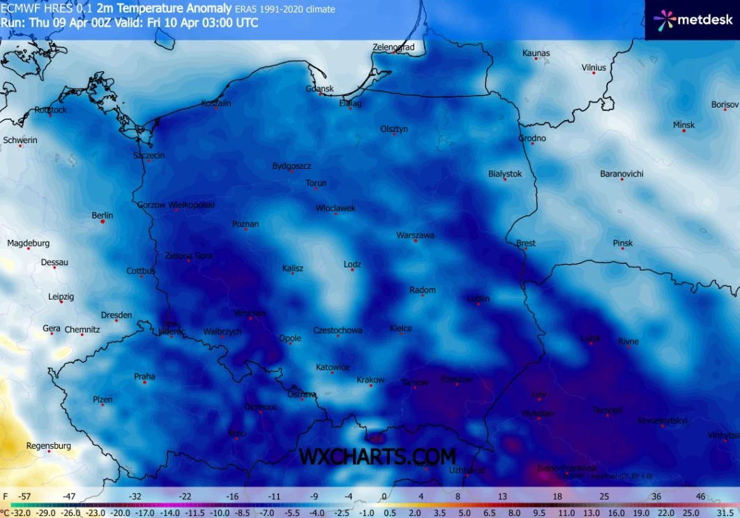 mapa Polski ukazująca anomalię temperatury powietrza na wysokości 2 metrów; dominują odcienie niebieskiego, co wskazuje na znacznie niższą temperaturę niż przeciętna dla tego okresu, szczególnie w centralnej i południowej części kraju
