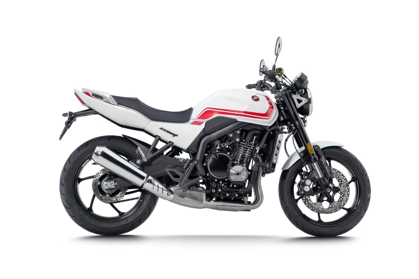 ZXMoto 500F. biały motocykl z czerwonymi akcentami, sportowa sylwetka, charakterystyczny reflektor przedni, duże hamulce tarczowe i chromowany wydech