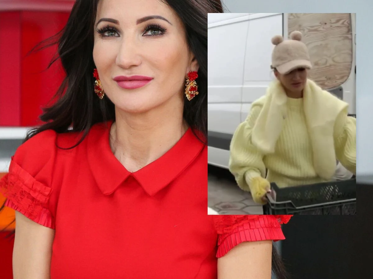 Justyna Steczkowska sprzedawała warzywa na targu Justyna Steczkowska sprzedaje warzywa na targu w czerwonej sukience; obok w pastelowych ubraniach pcha wózek.