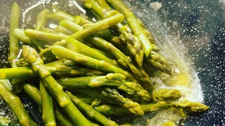 Szparagi w sosie maślanym to idealna propozycja na wiosenny obiad.