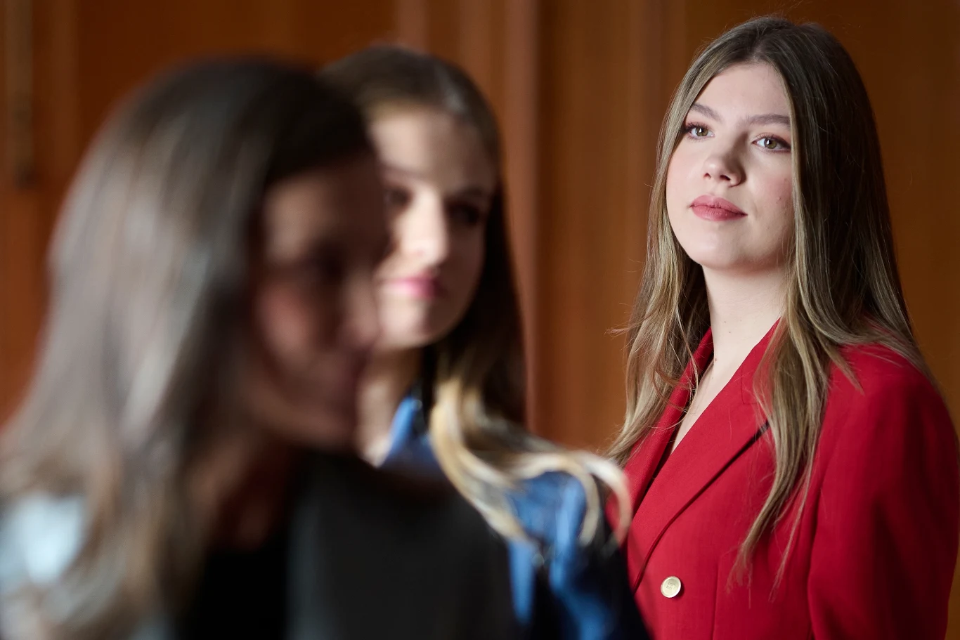 Sytuacja księżniczki Zofii jest od dawna analizowana przez zagraniczne media młoda kobieta w czerwonej marynarce stoi po prawej stronie, w tle widoczne dwie inne kobiety, z których jedna ubrana jest na niebiesko