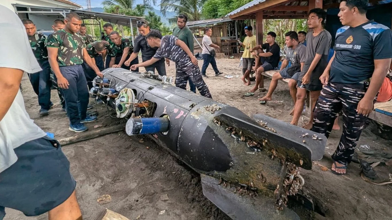 Dron szpiegowski czy badawczy? Znalezisko w Cieśninie Lombok budzi pytania Indonezyjski rybak znalazł podwodny dron z oznaczeniami chińskiej firmy CSIC w strategicznej cieśninie Lombok.