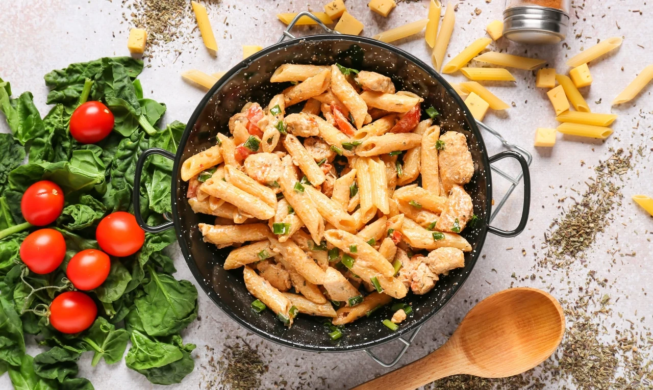 Makaron jak z restauracji w 20 minut. Mateusz Gessler pokazuje, jak zrobić kremowe penne z kurczakiem