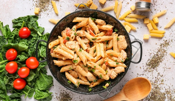 Makaron jak z restauracji w 20 minut. Mateusz Gessler pokazuje, jak zrobić kremowe penne z kurczakiem